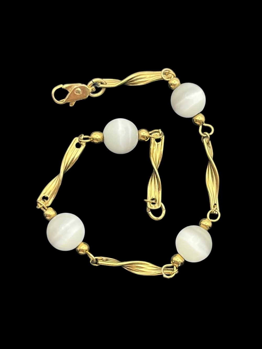 Round white cat’s eye beaded gold tone twisted chain bracelet vintage